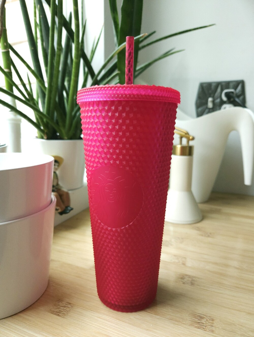 Starbucks 24 oz Venti 2021 Hot Pink Studded Diamond Textured Tumbler With Straw